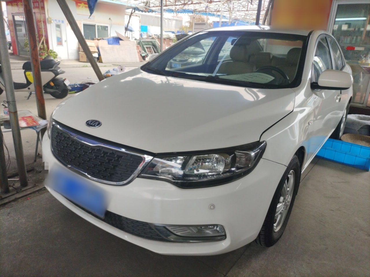 تحت مقدمة السيارة