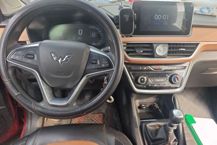 Used Wuling Hongguang S3 2018 1.5T Manual Luxury Model China V Standard Center Console