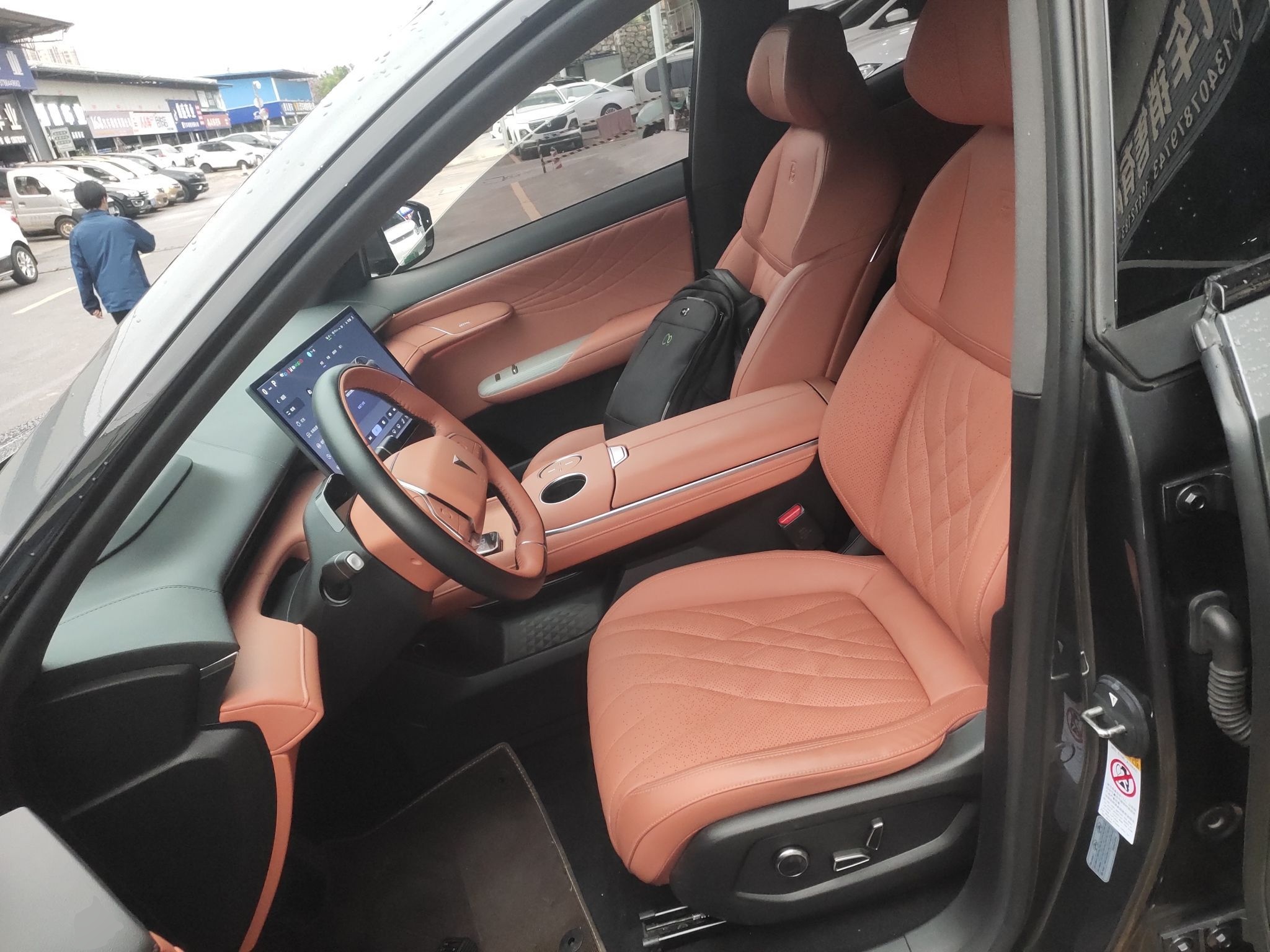 المقاعد الأمامية داخل السيارة