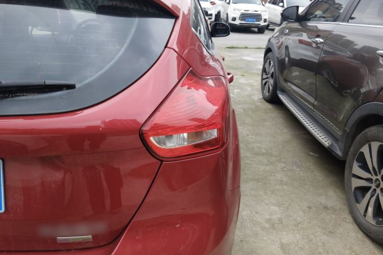 Used Ford Focus 2015 Hatchback EcoBoost 180 Automatic Elite Model Exterior 3