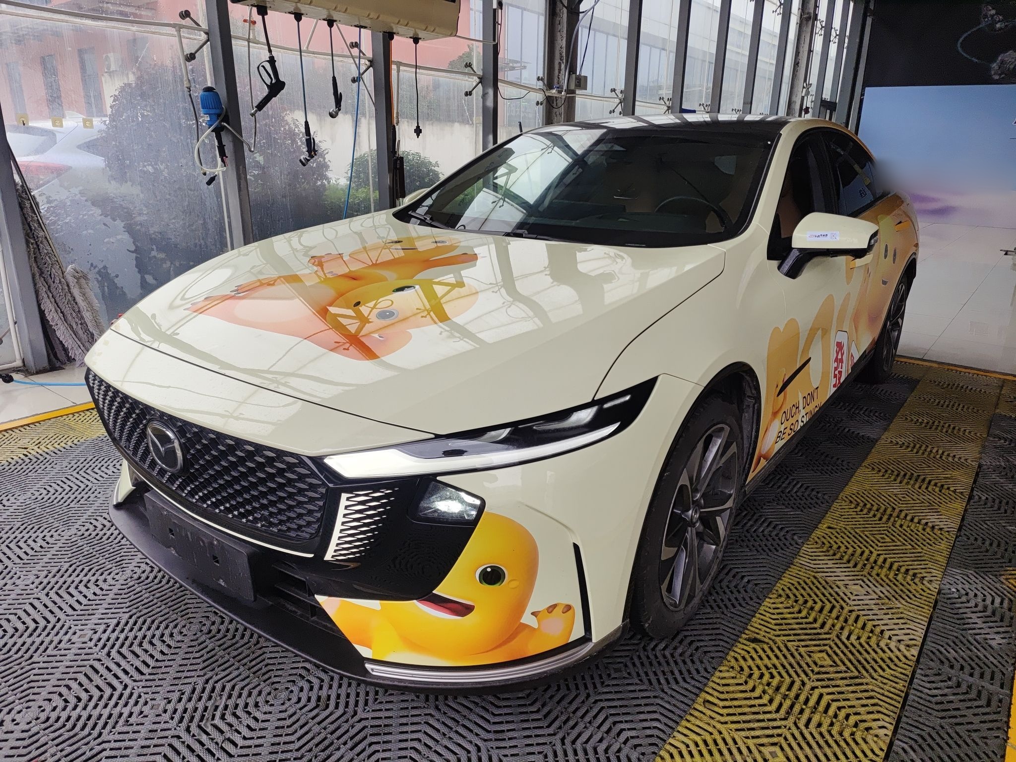 Под передней частью автомобиля