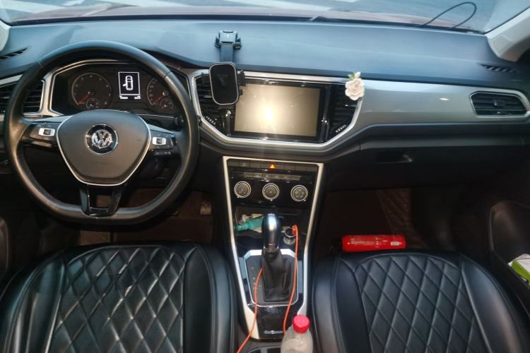 Used Volkswagen T-ROC 2018 280TSI DSG Two-Wheel Drive Advanced Version China V Emission Standard Center Console