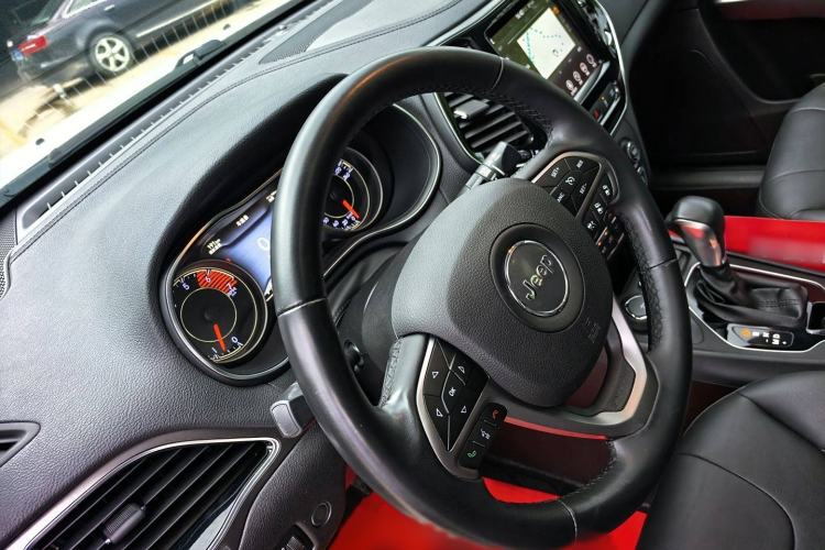 Used Jeep Cherokee 2019 2.0T Four-Wheel Drive Explorer Edition + Autonomous Driving Smart Package China VI