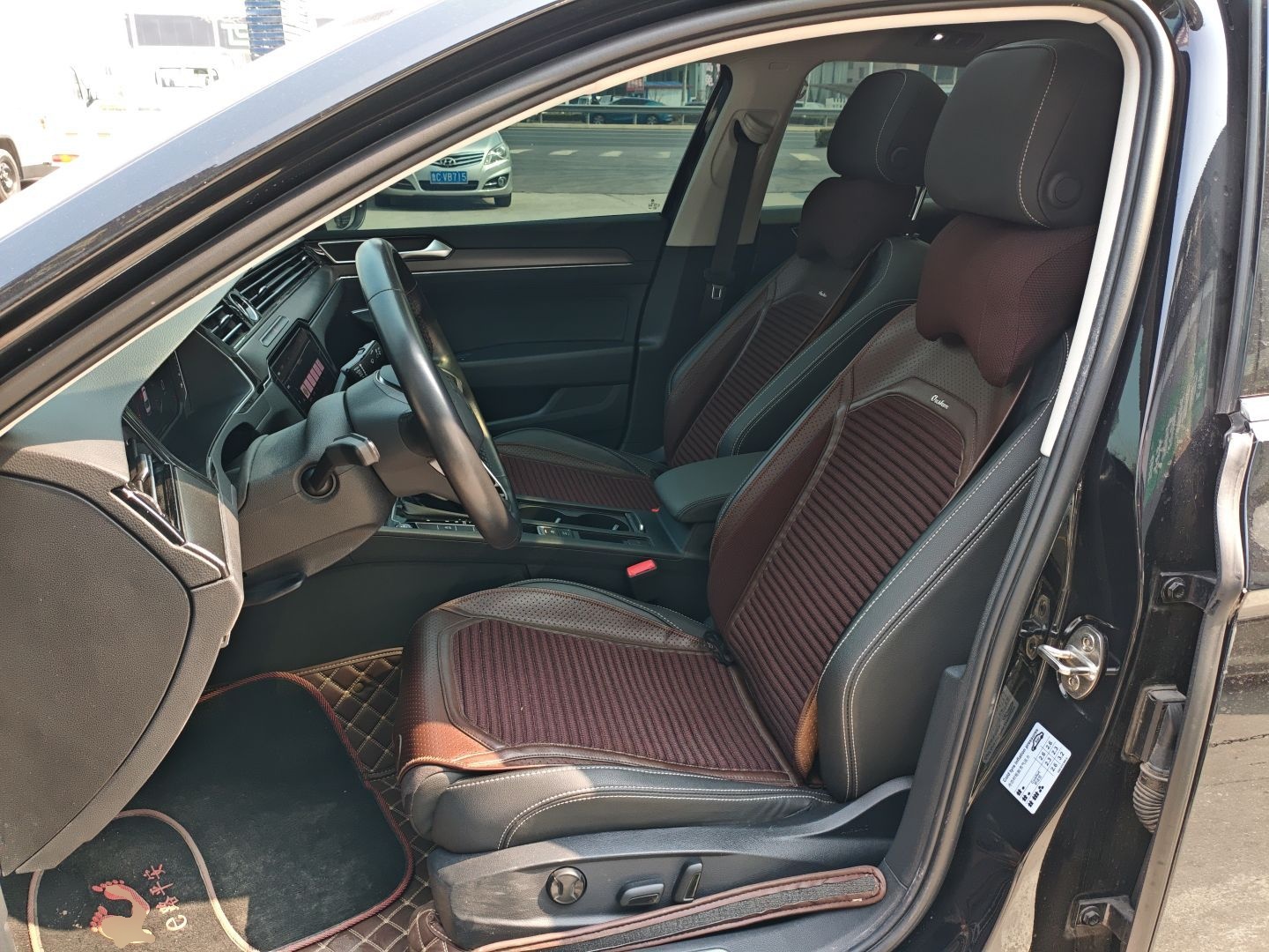 Переднее сиденье в автомобиле