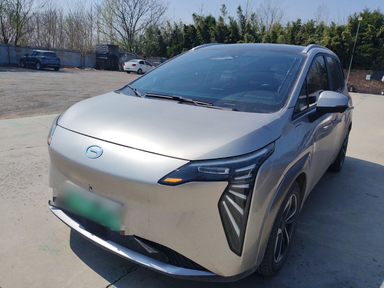 Под передней частью автомобиля