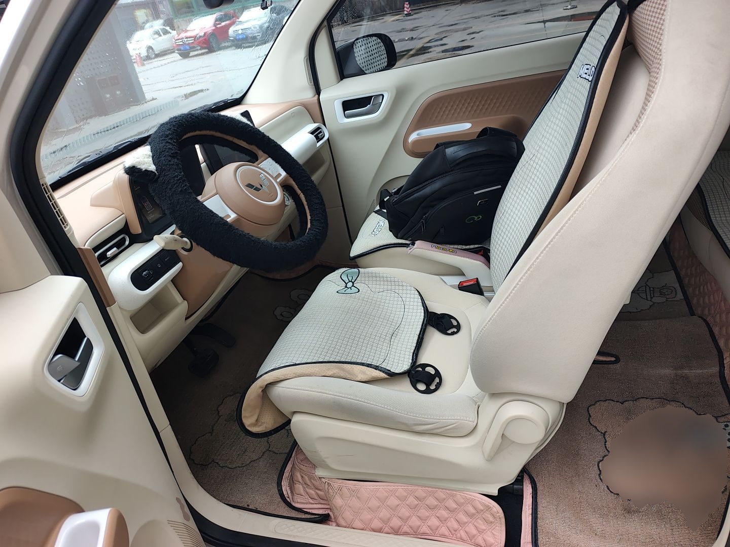 المقاعد الأمامية داخل السيارة