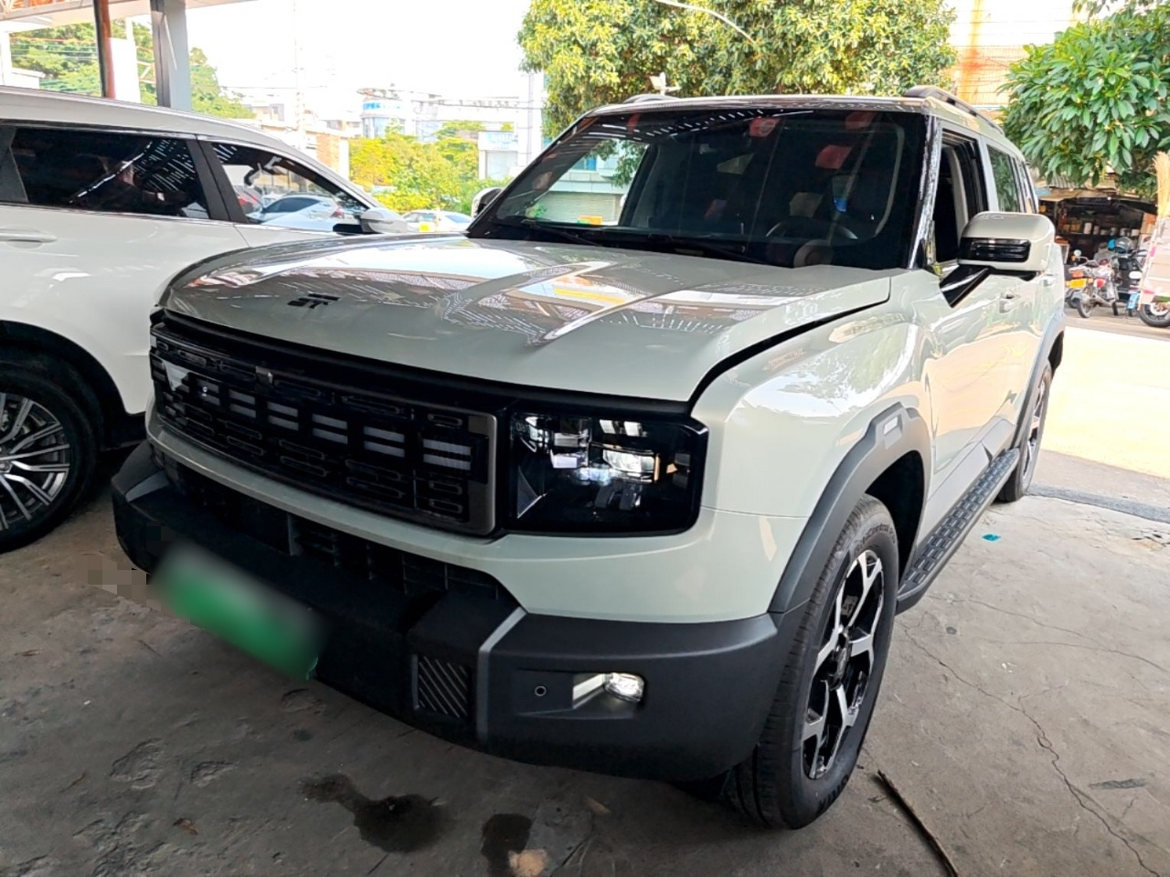 Под передней частью автомобиля