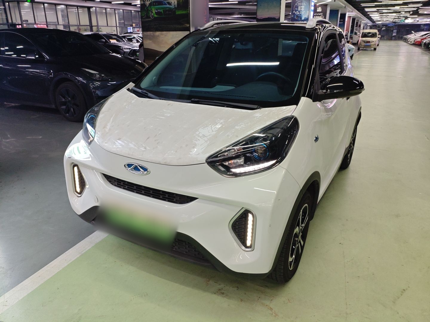 تحت مقدمة السيارة