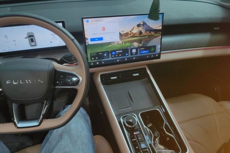 Used Chery Fengyun T9 2024 210 Ultra-Long Range Luxury Version 5 Seats Manganese Iron Phosphate Lithium Center Console