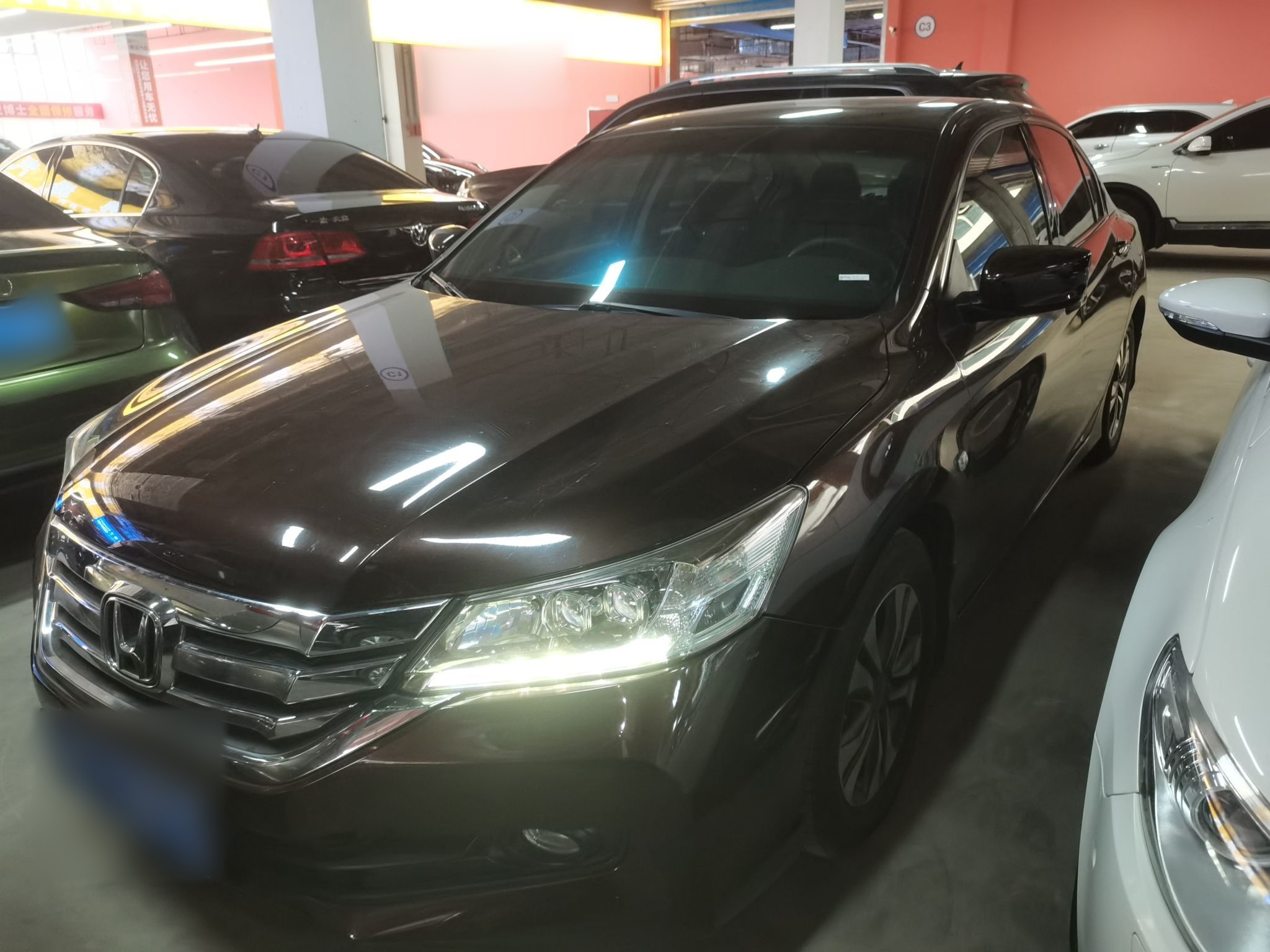 تحت مقدمة السيارة