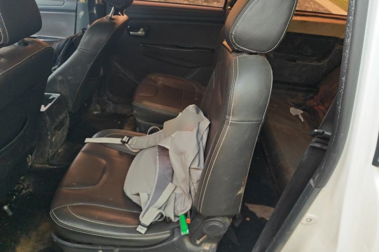 Used Dongfeng Fengon 330 2019 1.5L 330S Manual Comfort Version China VI Standard Left Rear Seat