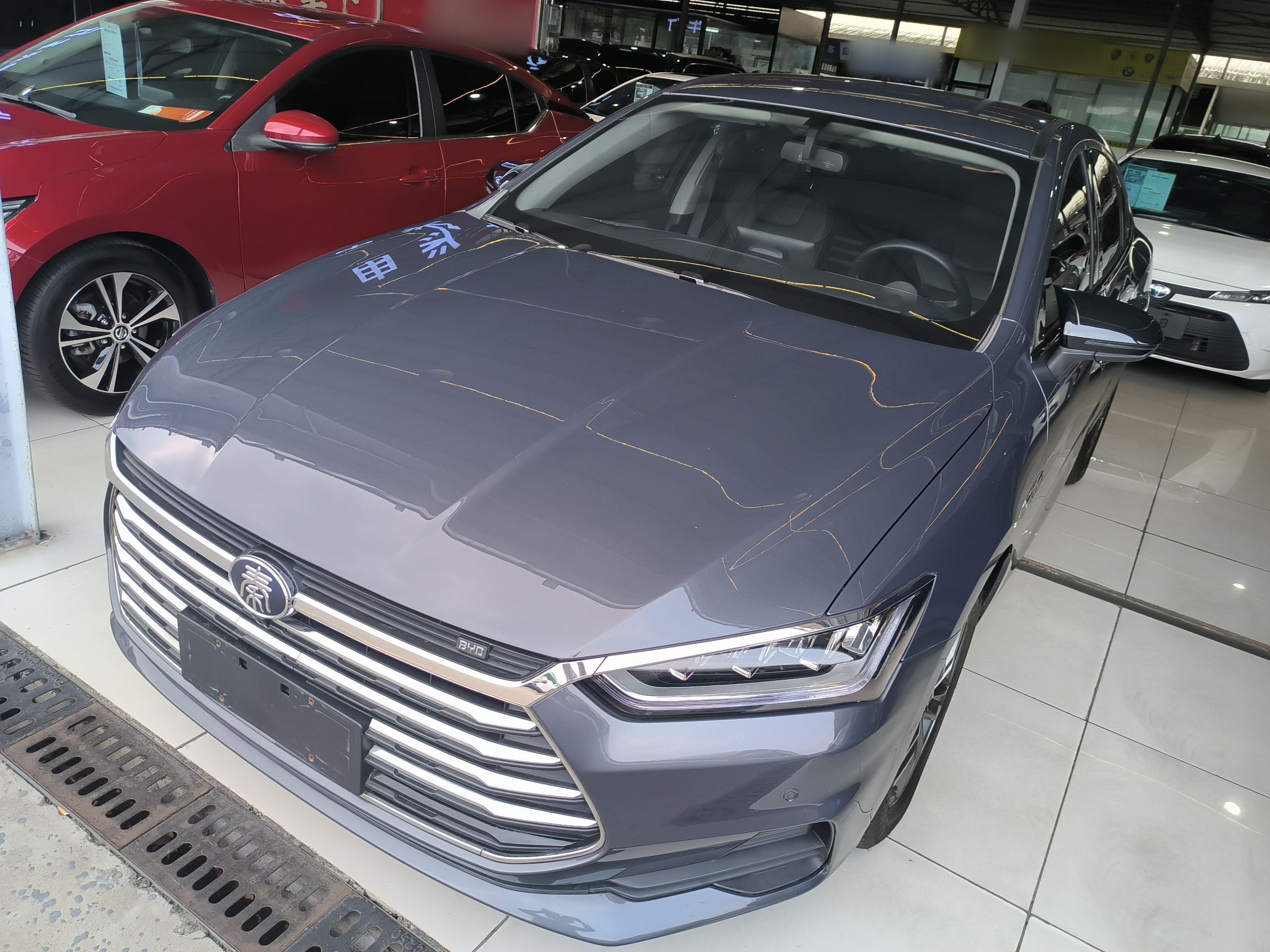 تحت مقدمة السيارة