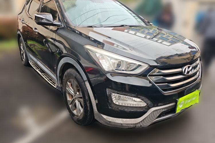Used Hyundai Santa Fe 2013 2.4L Automatic 4x4 Smart Version Front Right 45 Deg