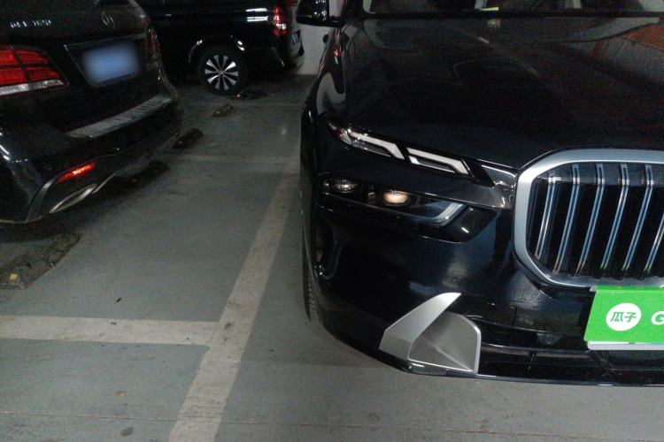 Used BMW X7 2023 xDrive40i Luxury Package with Leading Features Right Front Headlight