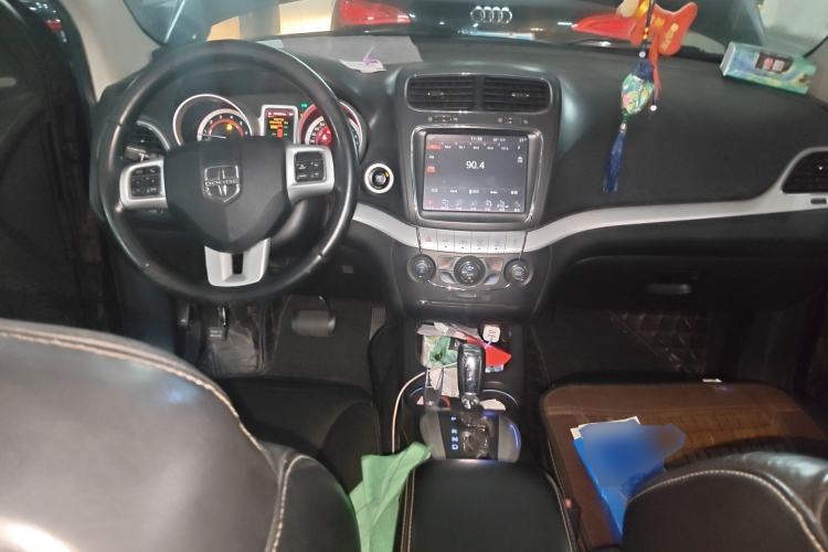 Used Dodge Journey 2013 2.4L Two-Wheel Drive Luxury Version Center Console