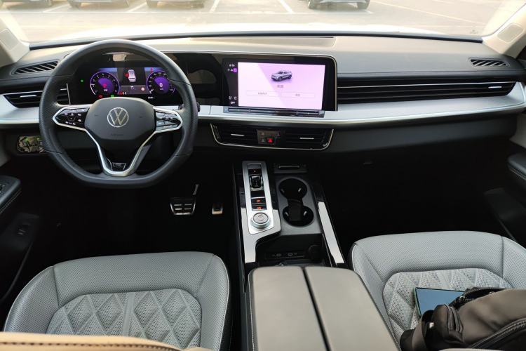 Used Volkswagen Tavendor 2024 380TSI All-Wheel Drive R-Line Cruise Edition