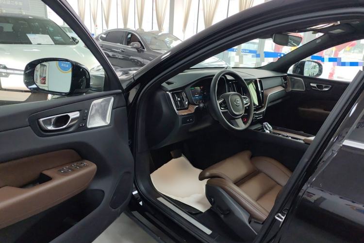 Used Volvo XC60 New Energy 2025 Plug-in Hybrid Long-Range All-Wheel Drive Smart Luxury Edition
