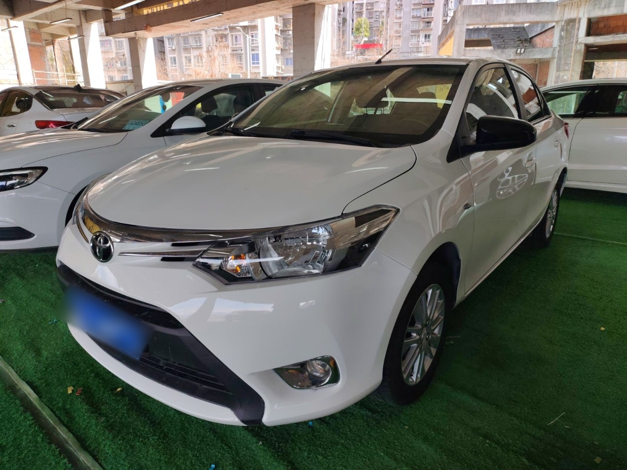 تحت مقدمة السيارة