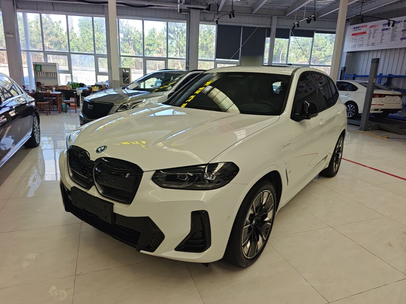Под передней частью автомобиля