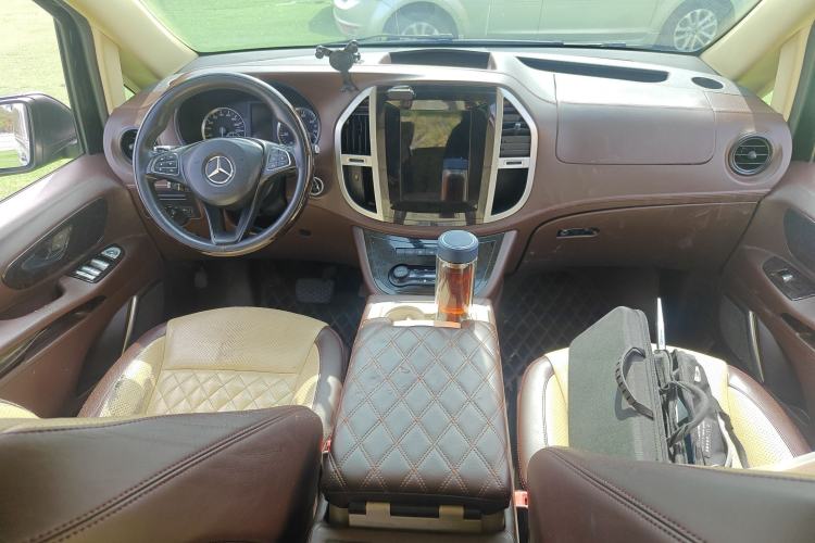Used Mercedes-Benz Vito 2016 2.0T Elite Edition Center Console