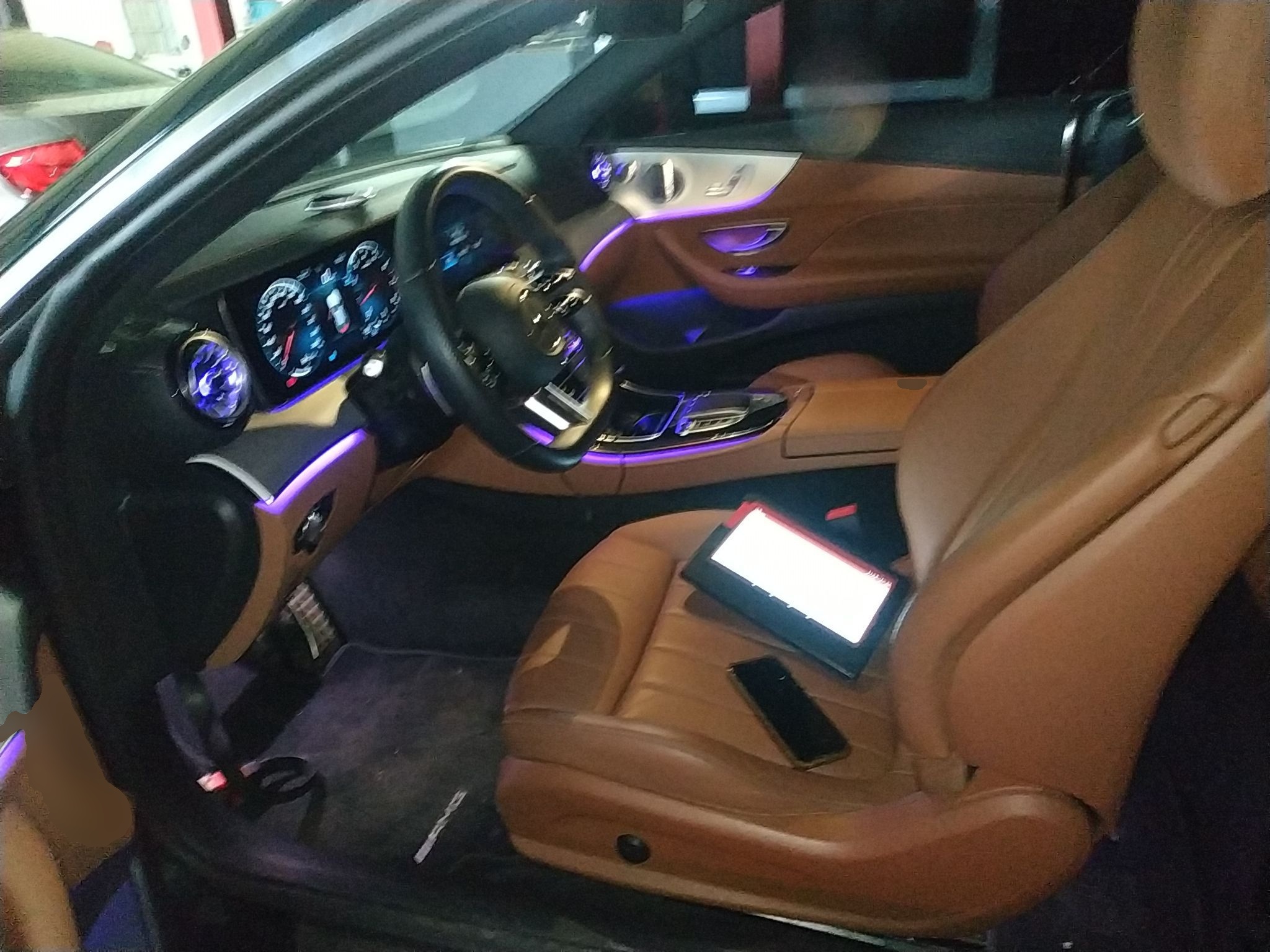 المقاعد الأمامية داخل السيارة