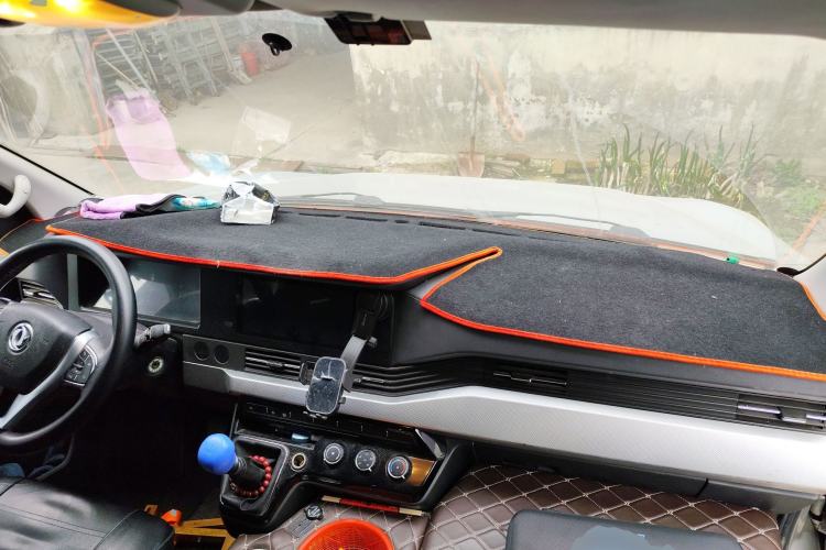 Used Dongfeng Yufeng 2023 V9+ 2.3T Manual Rear-Drive Cargo Van with Dual Rear Tires 3-Seater