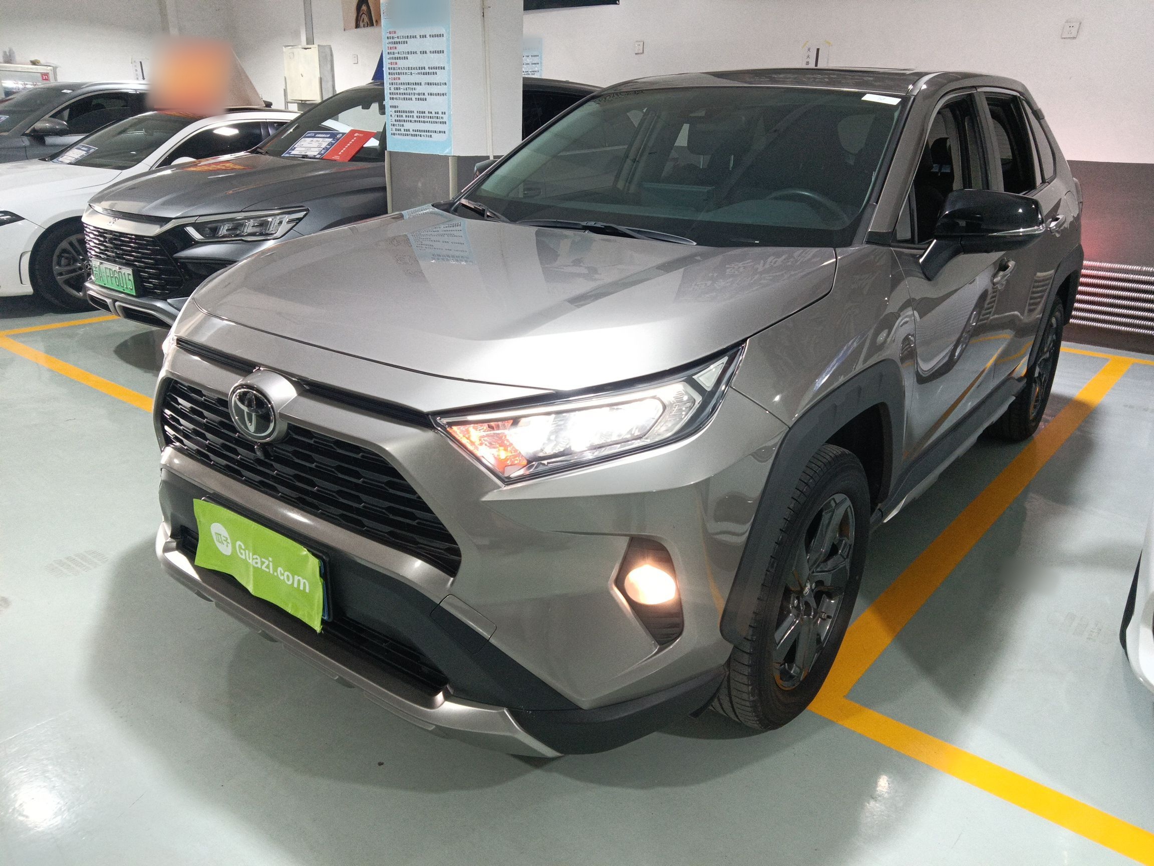 تحت مقدمة السيارة