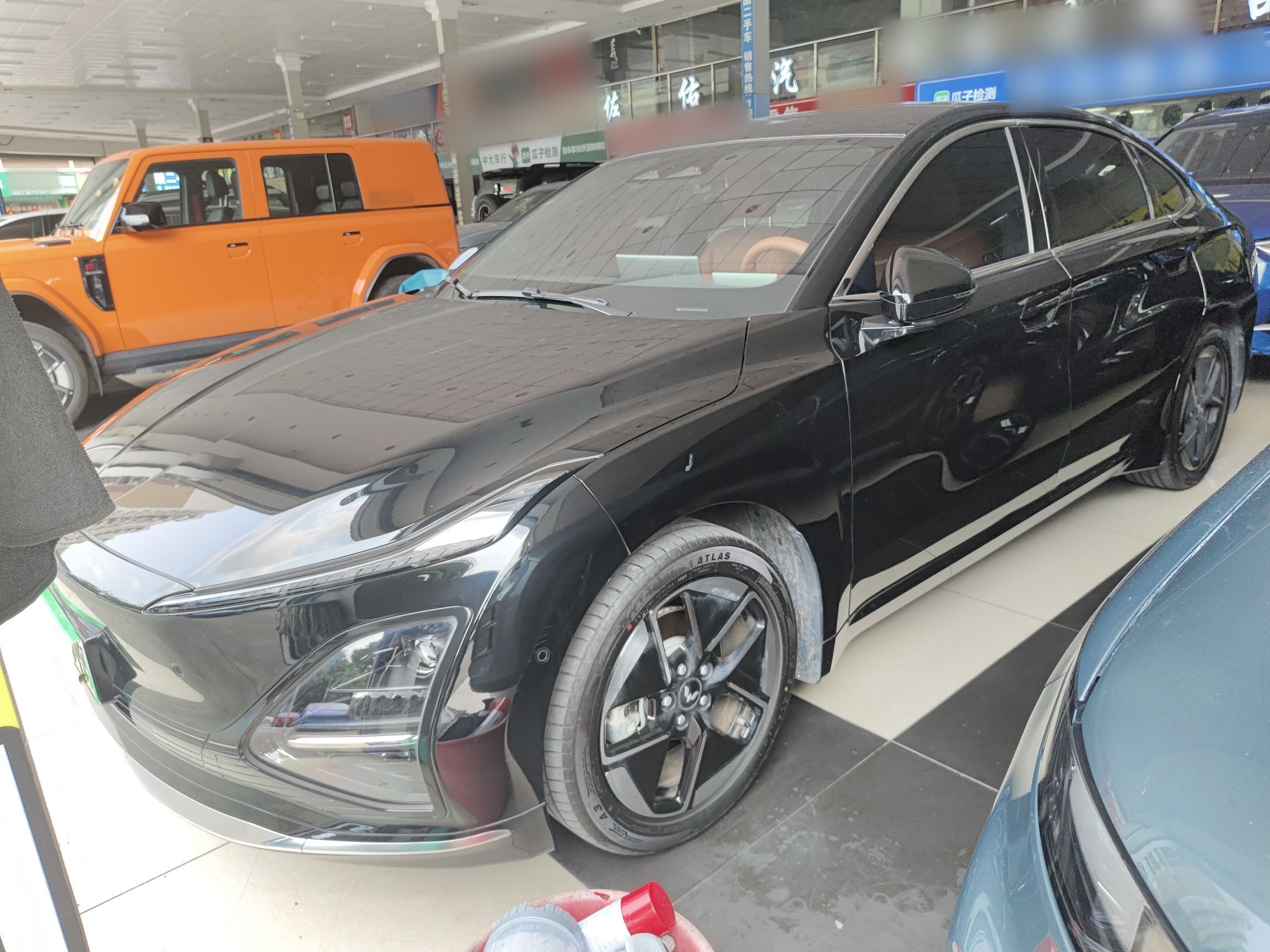 تحت مقدمة السيارة