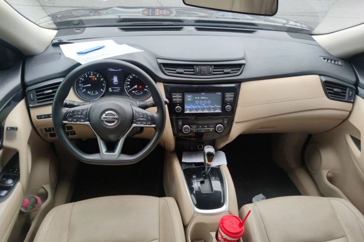 Used Nissan X-Trail 2017 2.5L CVT Leading Edition 4WD Center Console