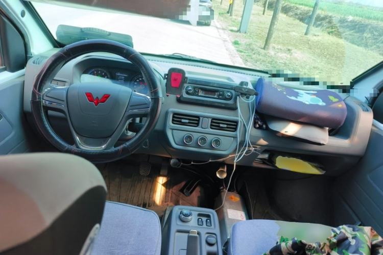 Used Wuling Yangguang 2024 300KM Comfort Version Passenger Van 75kW
