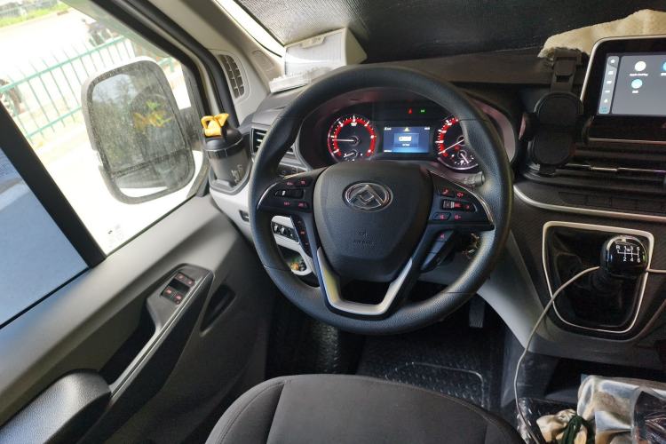 Used SAIC MAXUS Xintu V90 2022 2.0T Manual Zhiyun King Rear-Drive Short Wheelbase Mid-Roof Design with Single Rear Tire and 6 Seats Steering Wheel