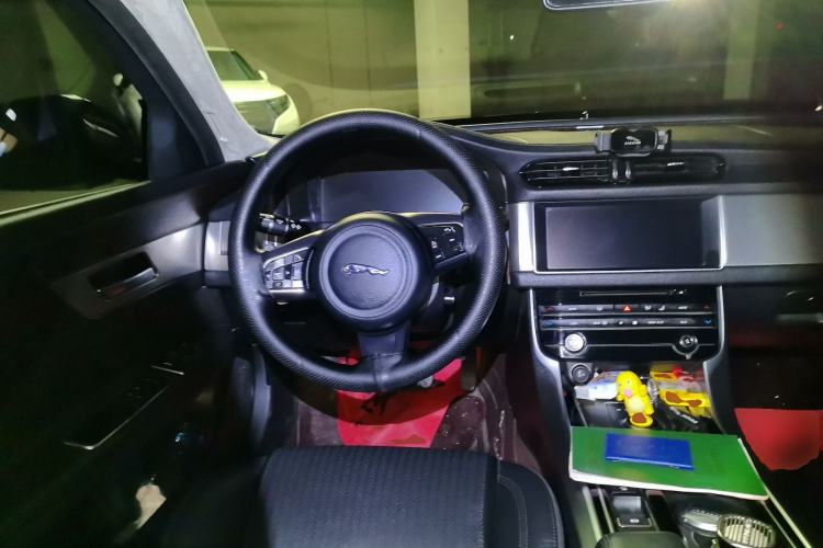 Used Jaguar XFL 2017 XFL 2.0T 240PS Premium Edition Steering Wheel