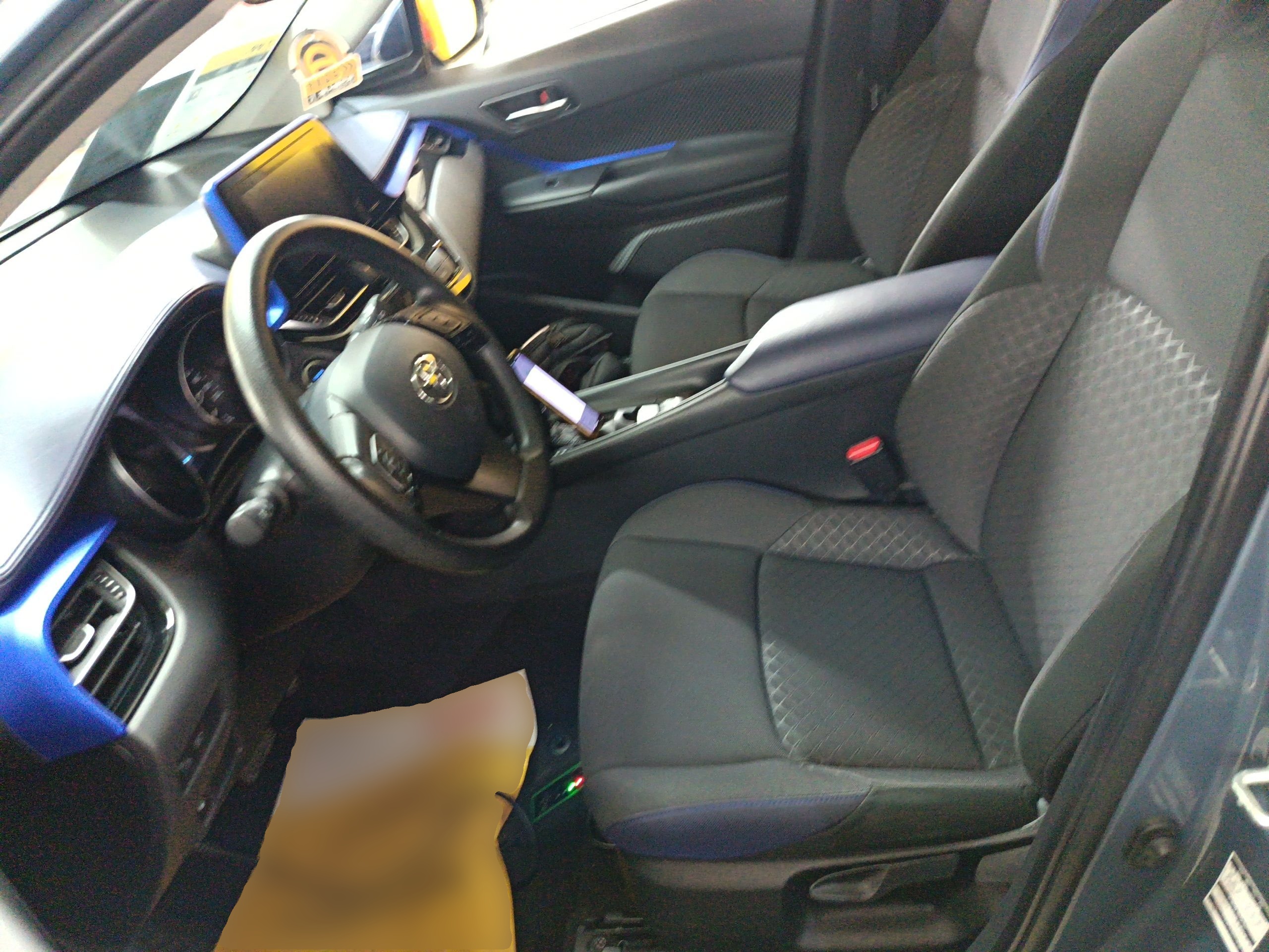 المقاعد الأمامية داخل السيارة