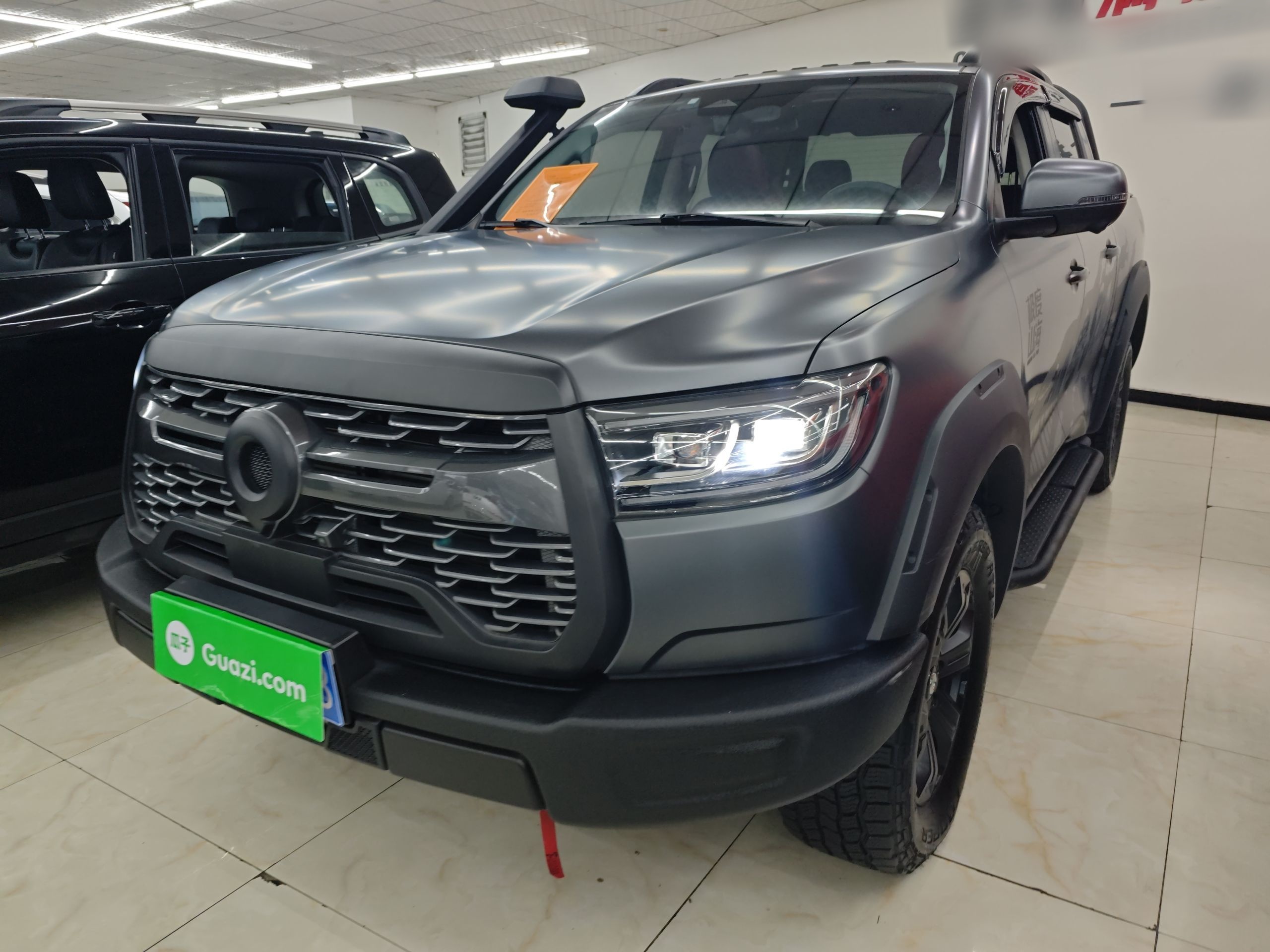 تحت مقدمة السيارة