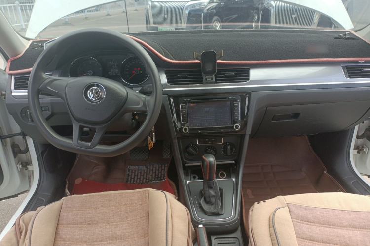 Used Volkswagen Bora 2016 1.6L Automatic Fashion Model Center Console