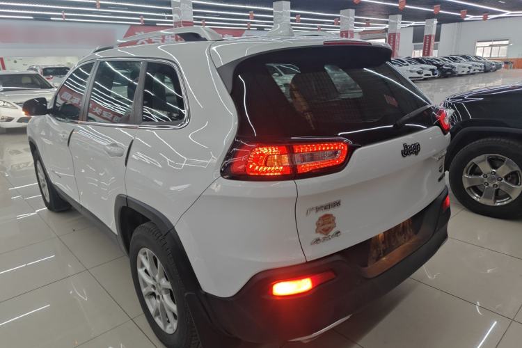 Used Jeep Cherokee 2016 2.4L Professional Edition Exterior 2