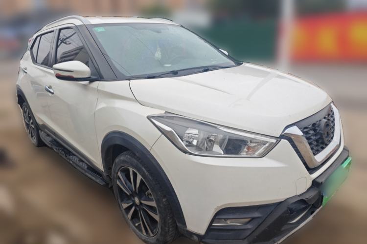 Used Nissan Kicks 2018 1.5L CVT Smart Connect Luxury Edition Front Right 45 Deg