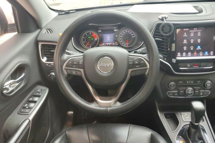 Used Jeep Cherokee 2019 2.0T Two-Wheel Drive Smart Enjoyment Version China VI
