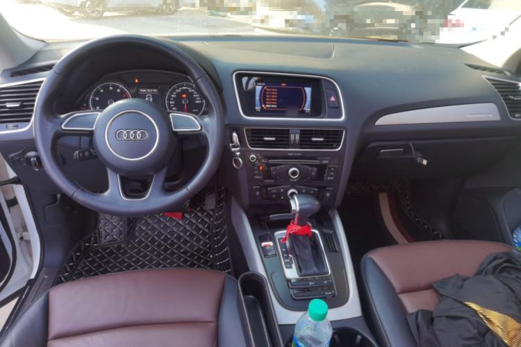 Used Audi Q5 2017 40 TFSI Ambition Edition Center Console