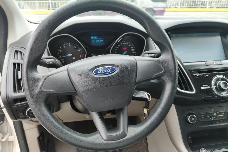Used Ford Focus 2015 Sedan 1.6L Automatic Comfort Model Steering Wheel