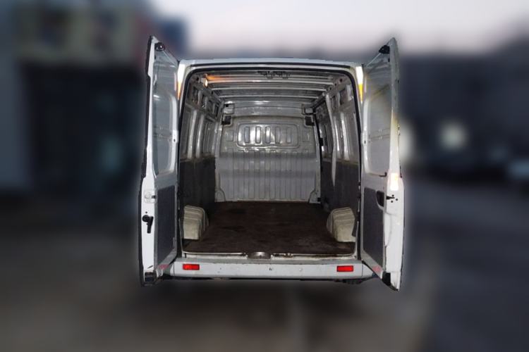 Used SAIC MAXUS Xintu V80 2021 2.0T AMT Classic City Distribution King Long Wheelbase Mid-Roof 3-Seater