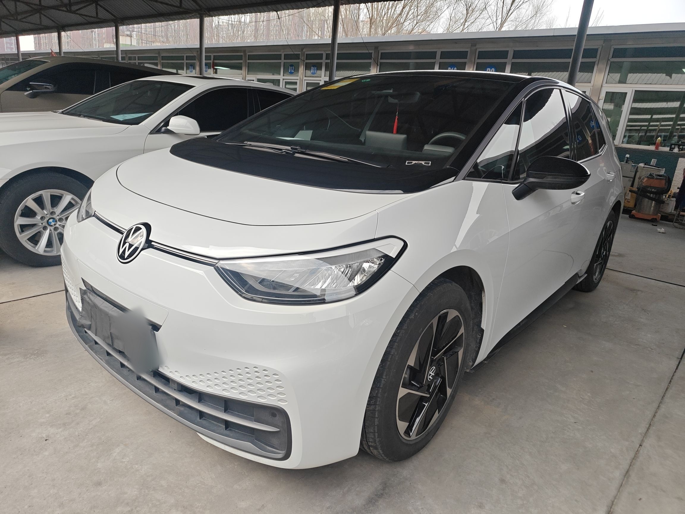 Под передней частью автомобиля