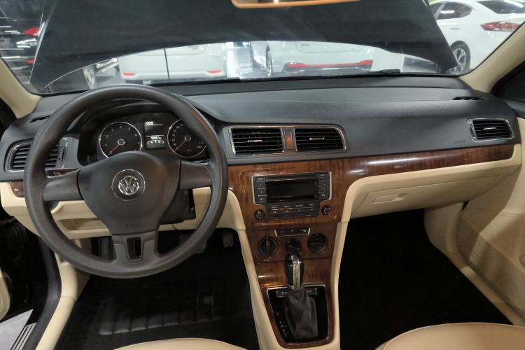 Used Volkswagen Lavida 2013 Restyled Classic 1.6L Automatic Comfort Edition Center Console
