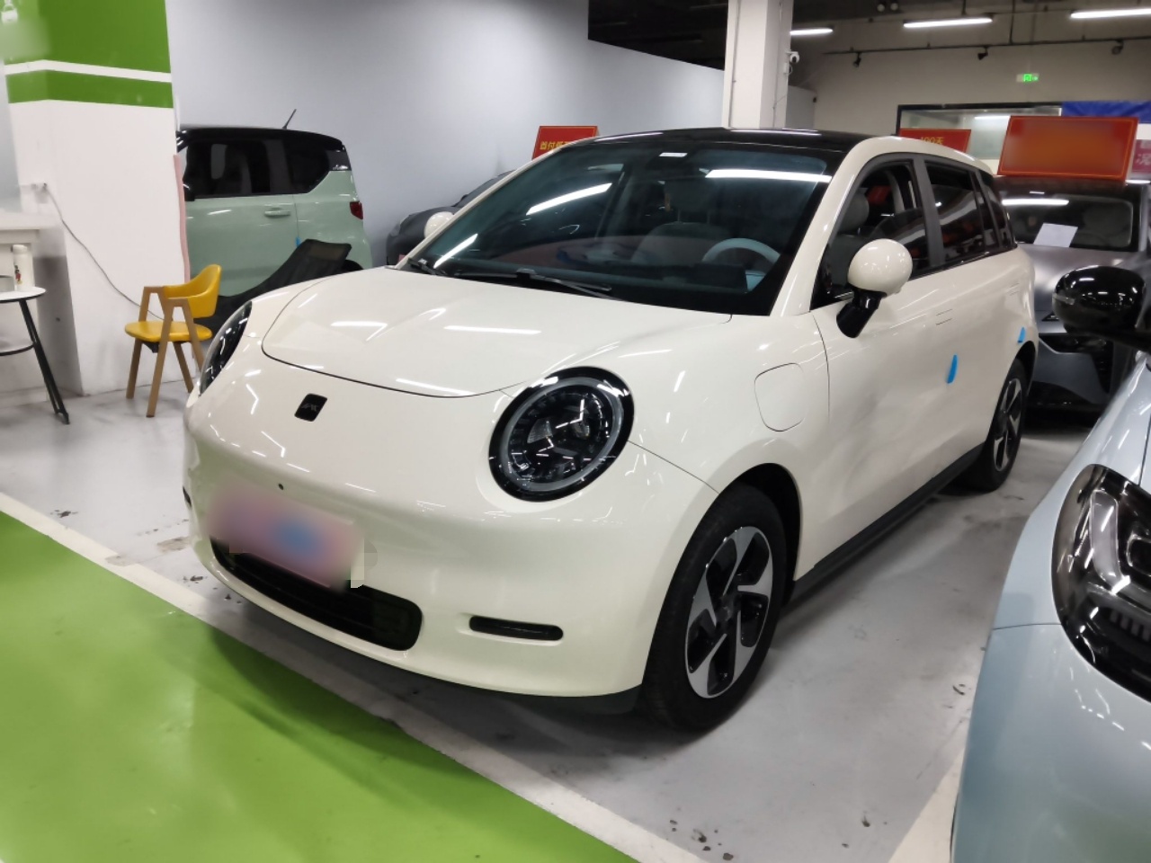 تحت مقدمة السيارة