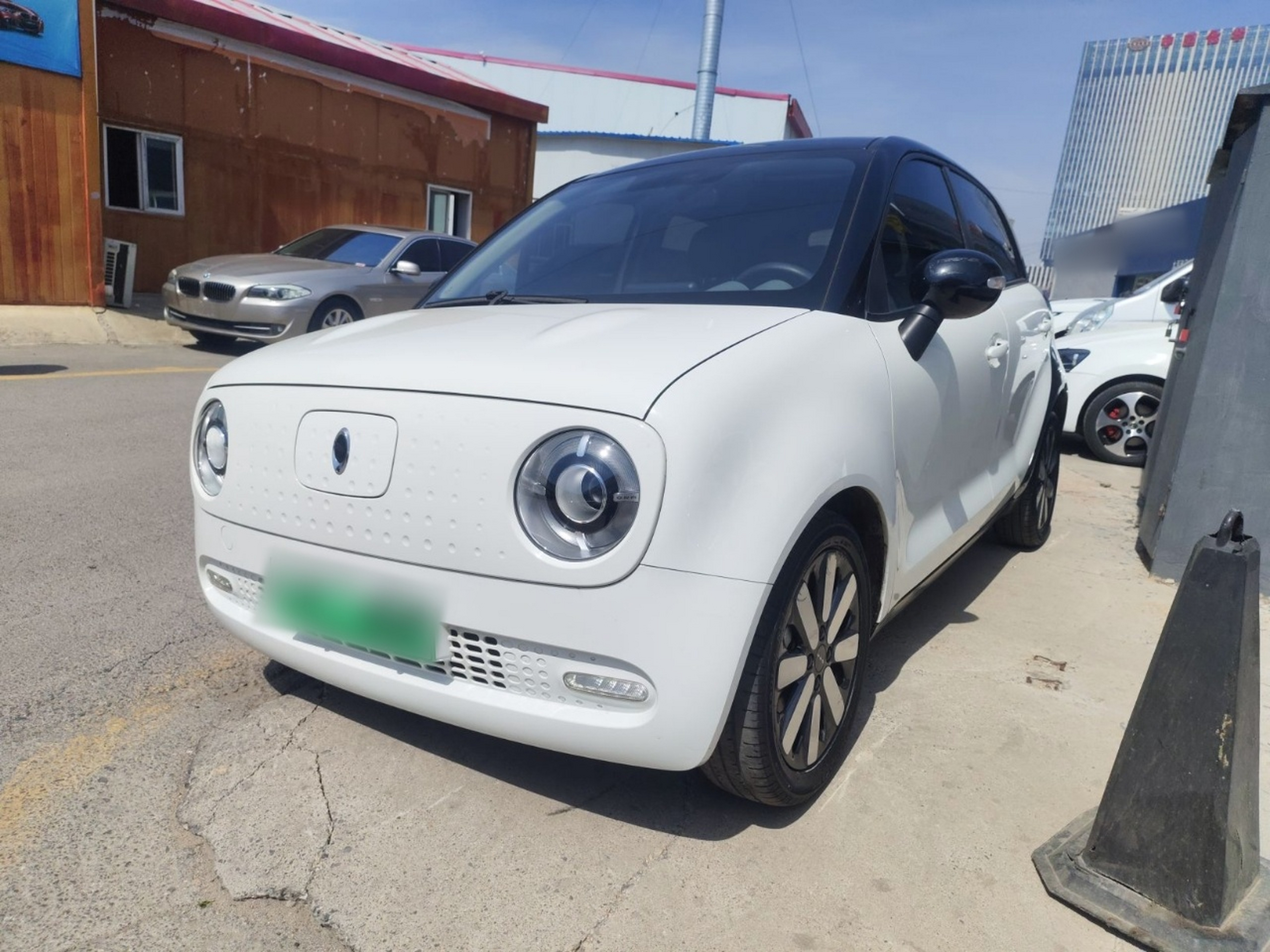 Под передней частью автомобиля