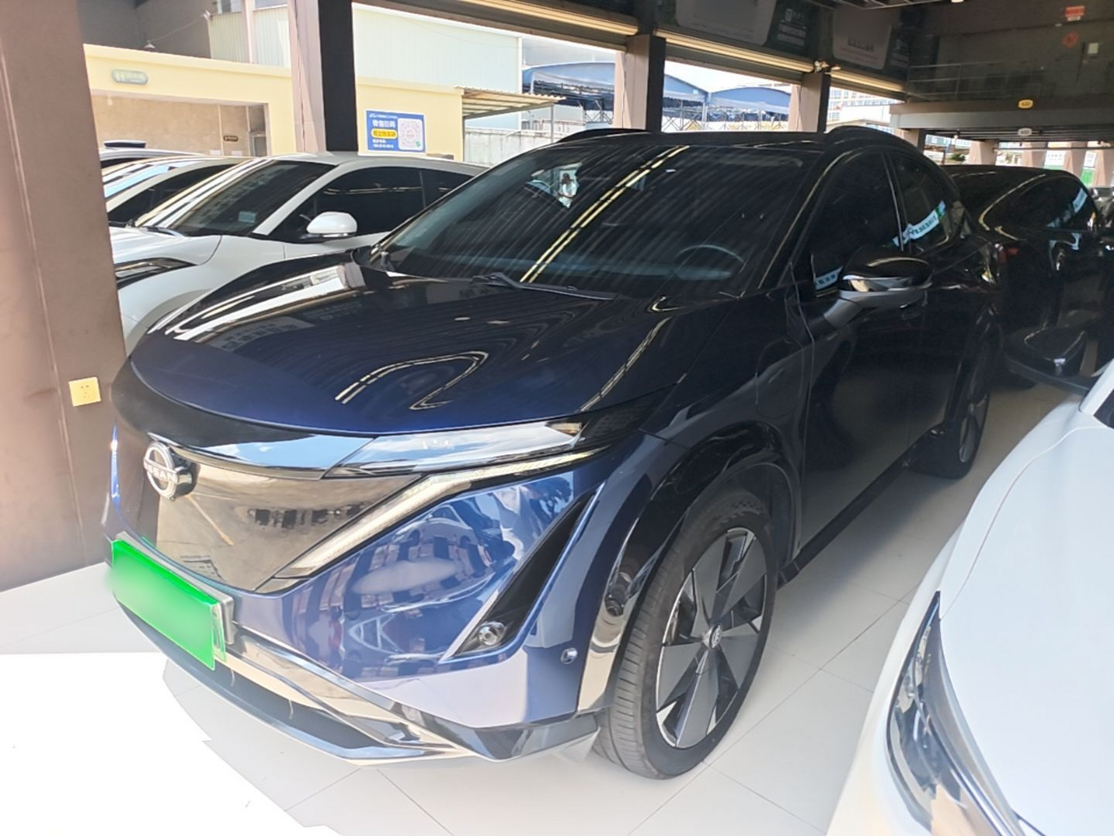 Под передней частью автомобиля
