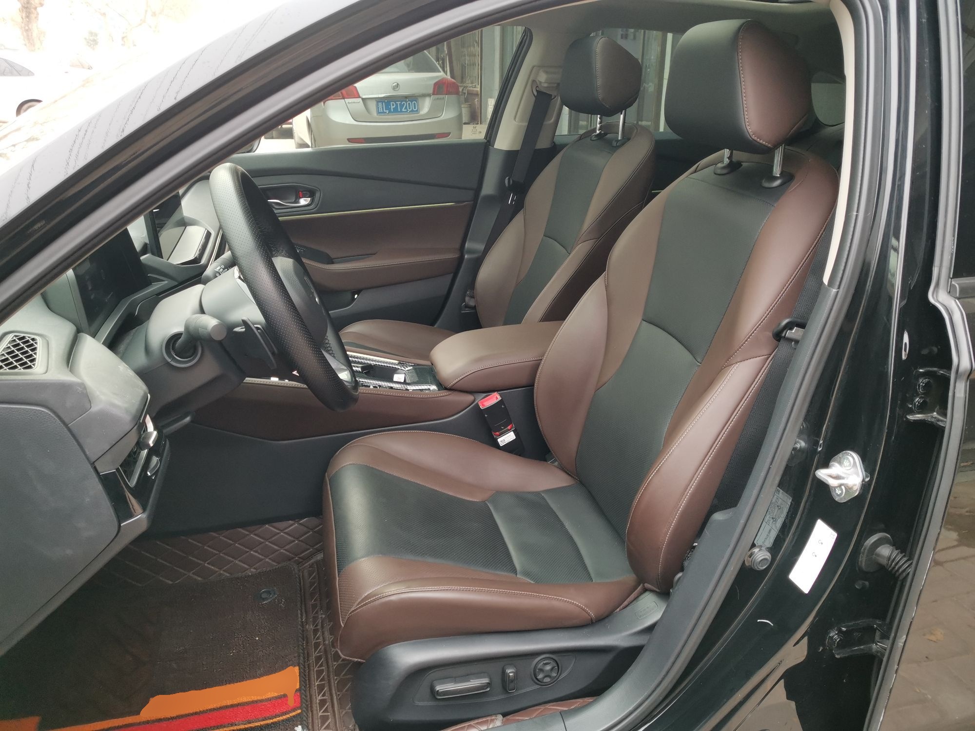 المقاعد الأمامية داخل السيارة