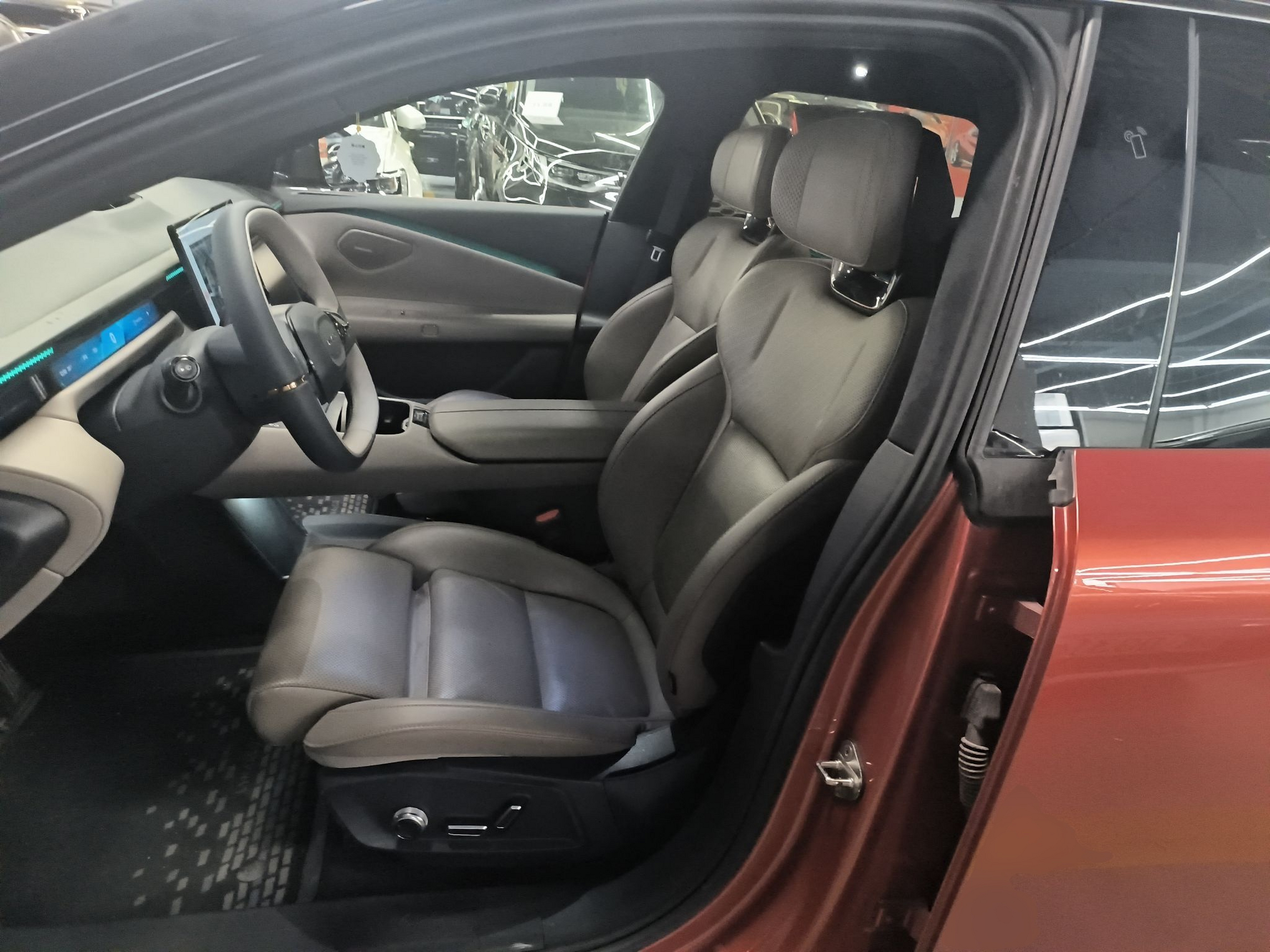 المقاعد الأمامية داخل السيارة