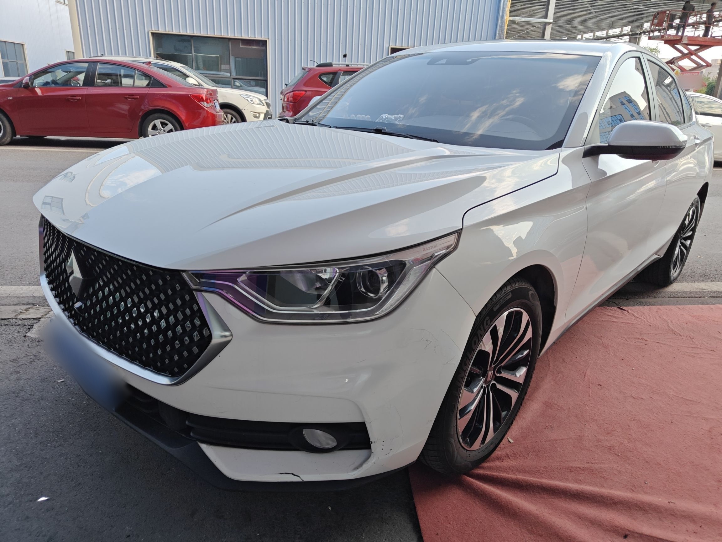 تحت مقدمة السيارة