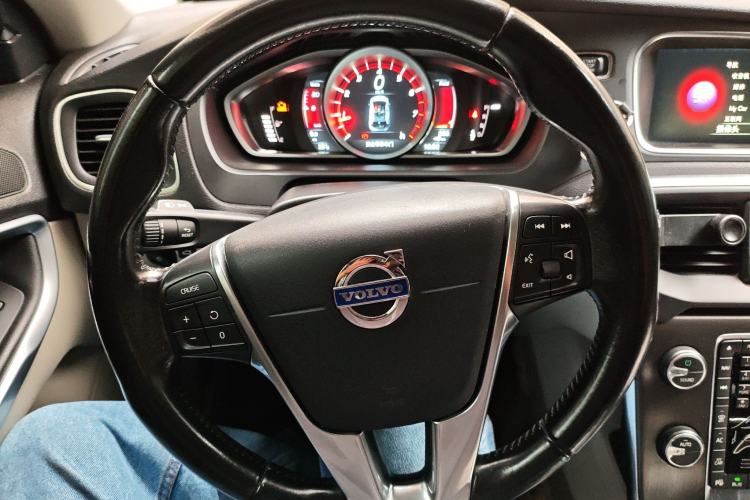 Used Volvo V40 2015 1.6T Zhiya Edition
